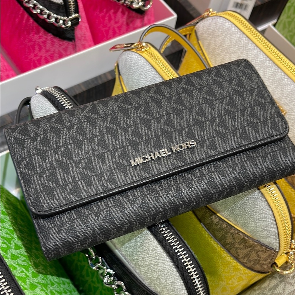 Michael Kors Jet Set Large Signature Logo Tri-Fold Wallet
Black
NWT - Picture 1 of 16
